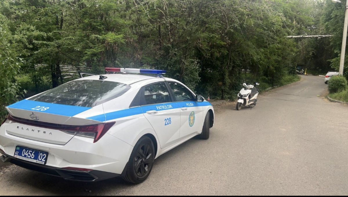 Курьер на мопеде сбил полицейского и попытался скрыться в Алматы