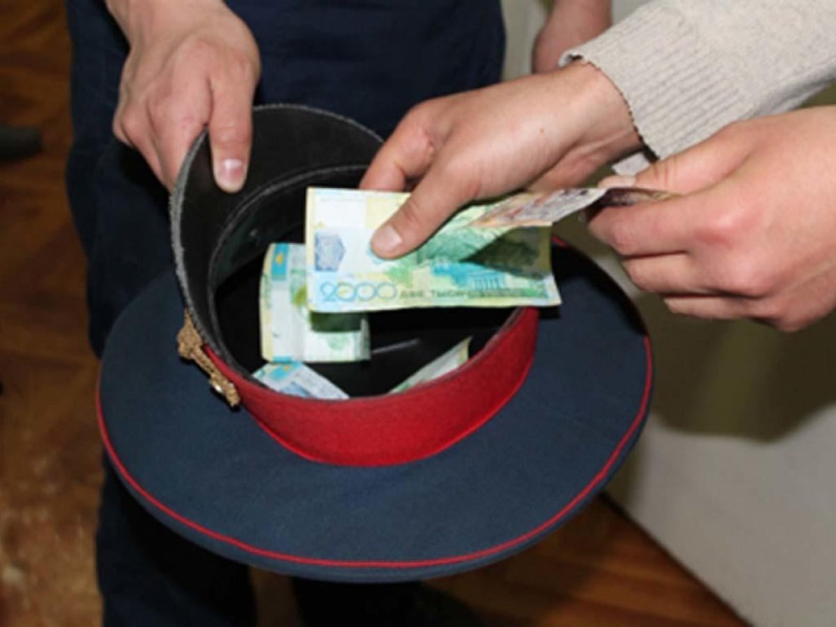 Семь лет тюрьмы получил полицейский за покровительство алкобизнесу