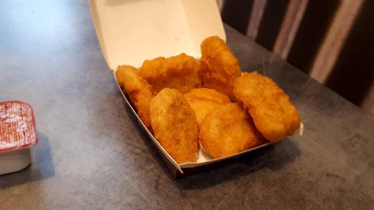 McDonald's баланың аяғы ыстық наггетстен күйіп қалғаны үшін кінәлі деп танылды