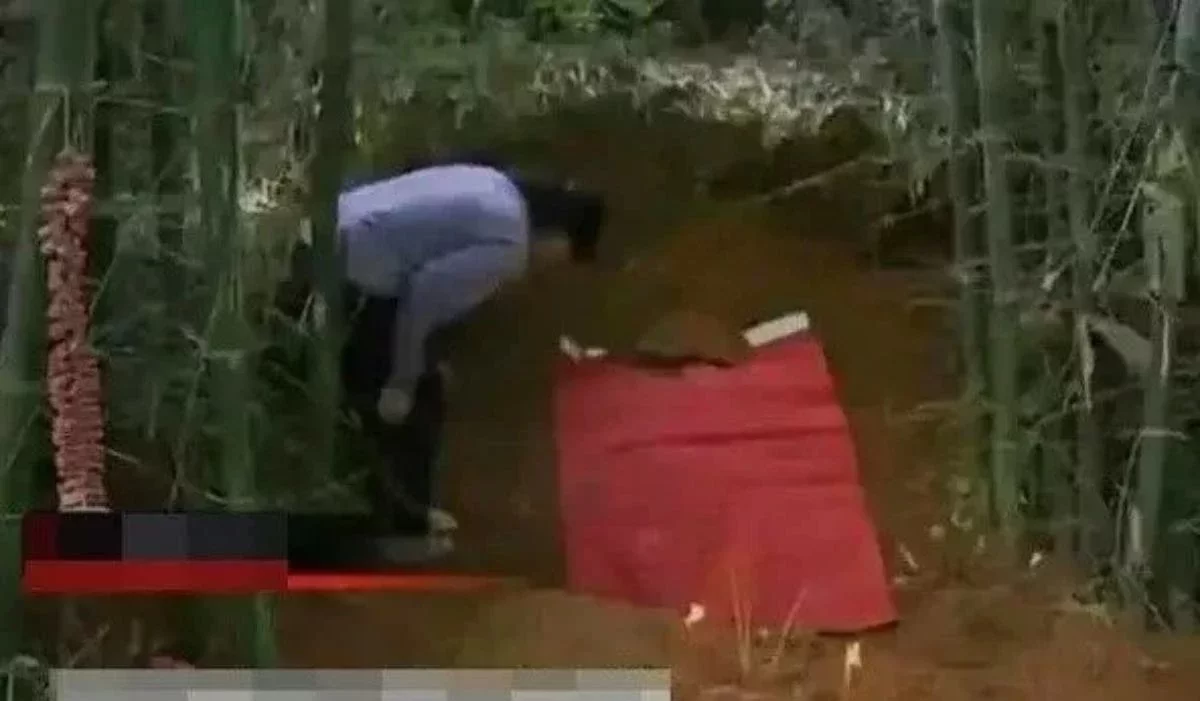 Қайтыс болды деп ойлаған: Әйел адам жерленген күйеуінің айқайын естіп, оны құтқарып алды