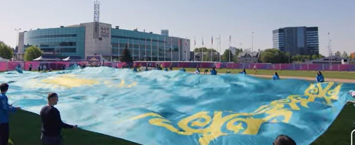 Гигантский флаг Казахстана развернули хоккейные фанаты в Риге