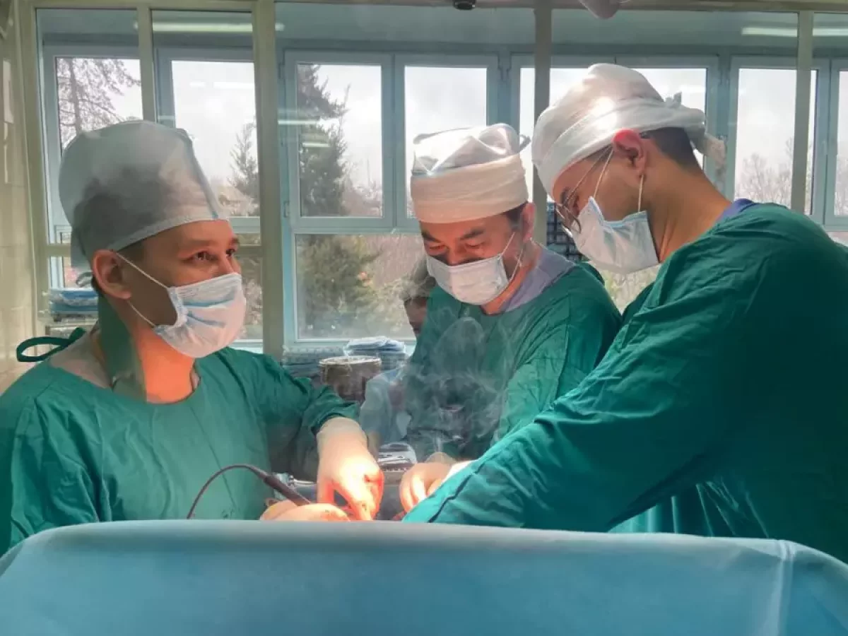 Алматыда ер адам 8-қабаттан құлап кетті