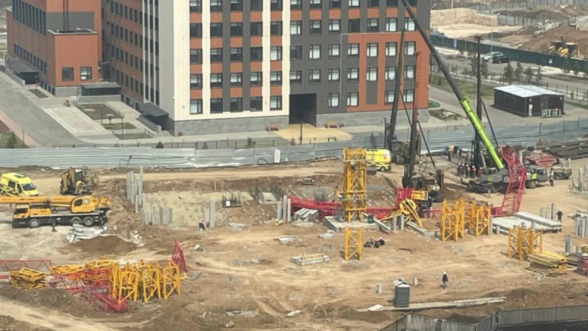 Астанада мұнара краны құлады: зардап шеккен ер адамның жағдайы белгілі болды