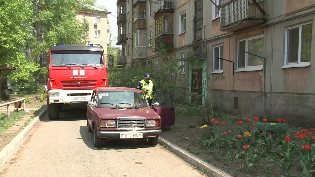 На шлагбаумы и машины во дворах пожаловались спасатели Усть-Каменогорска -  Телеканал «Астана»