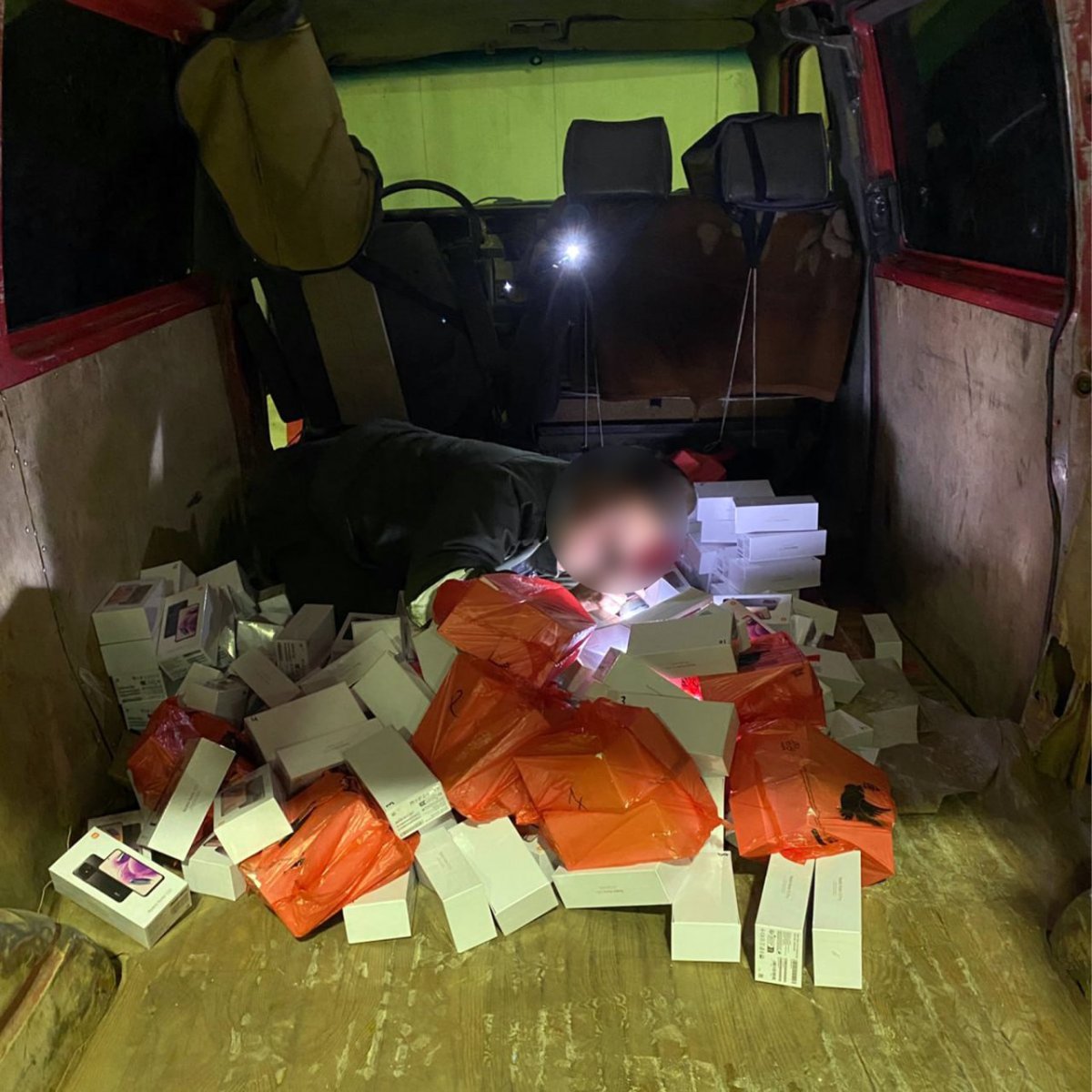 Крупную партию смартфонов в автотайнике пытались завести в Казахстан из Кыргызстана