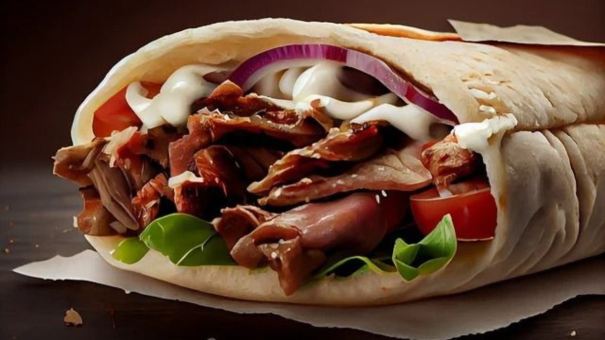 Ақтөбеде дөнерді тегін алуға жиналған жастар бір-бірін таптап кете жаздады