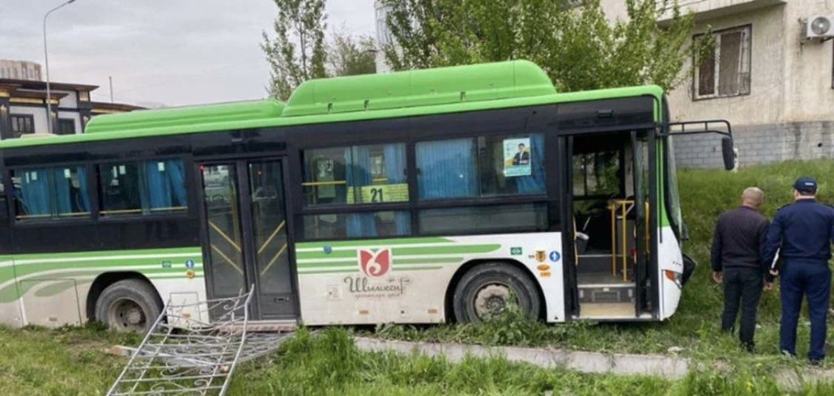 Слухи о смерти водителя автобуса, задавившего насмерть шестерых шымкентцев, опровергли чиновники