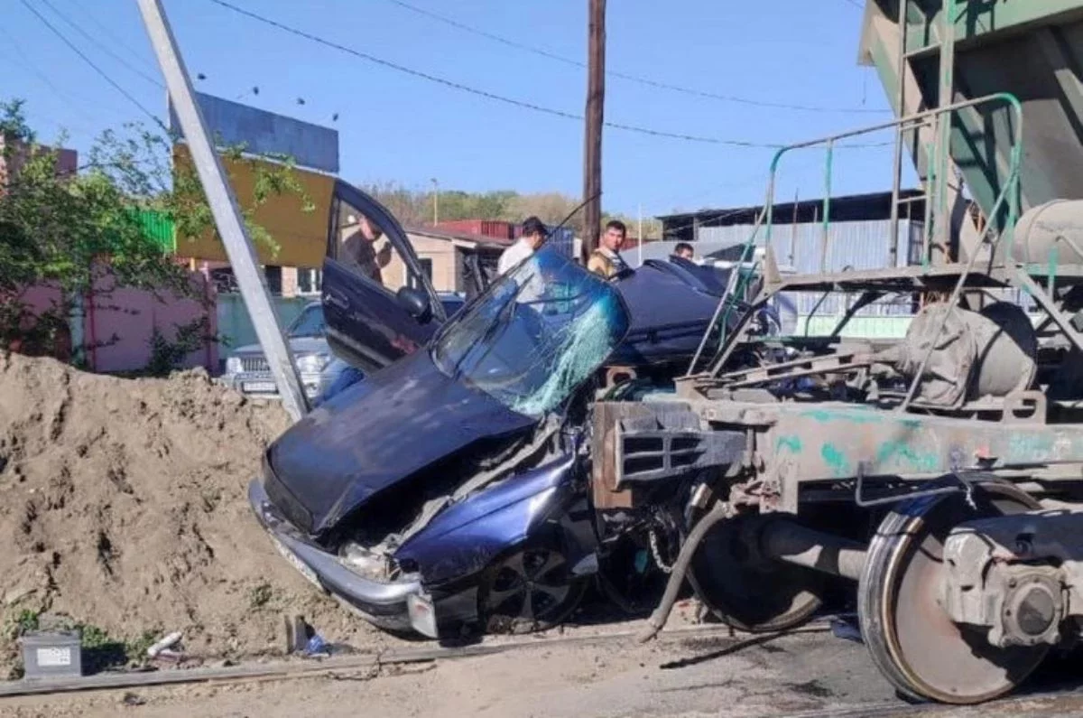 Алматыда пойыз екі көлікті жаншып өтті
