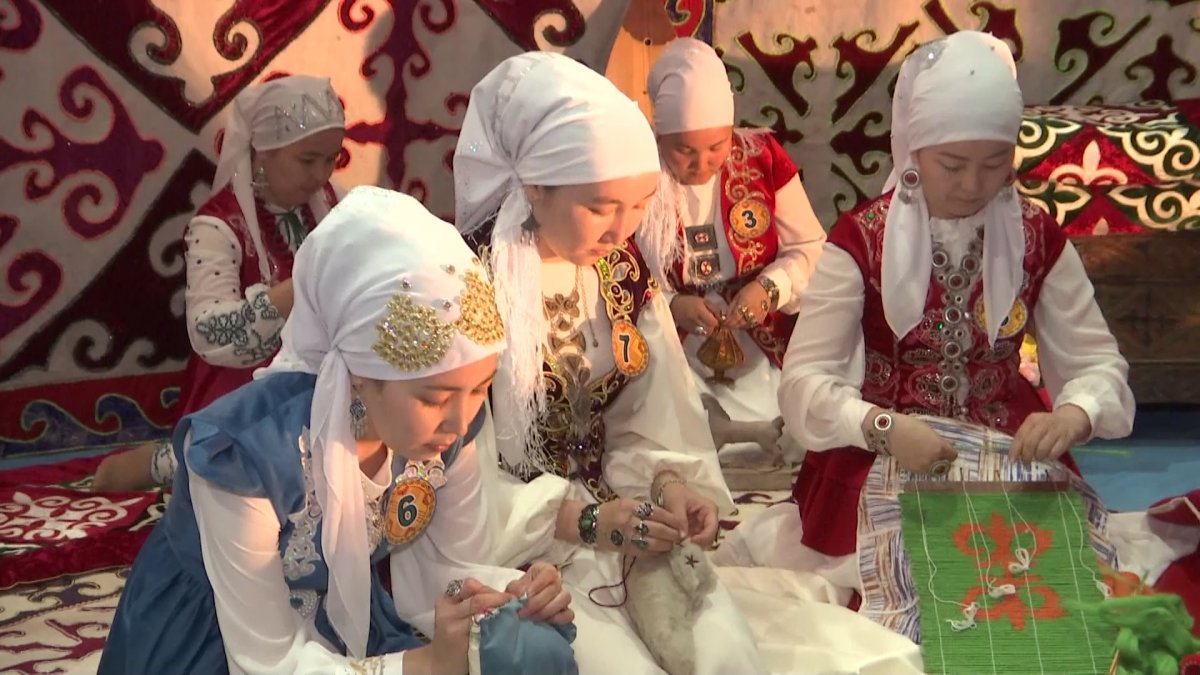 Ұзатылған қыз төркіндеп келгенде ата-анасы оның алдынан «жүрегім сенімен бірге» деген мағынада "үлпершек" тамағын әзірлеп отырады