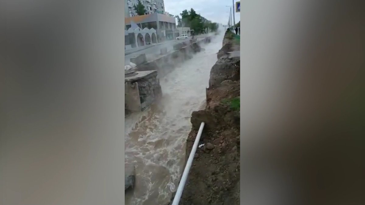 Екібастұзда құбыр желісінен ақау шығып, ыстық су далаға ақты