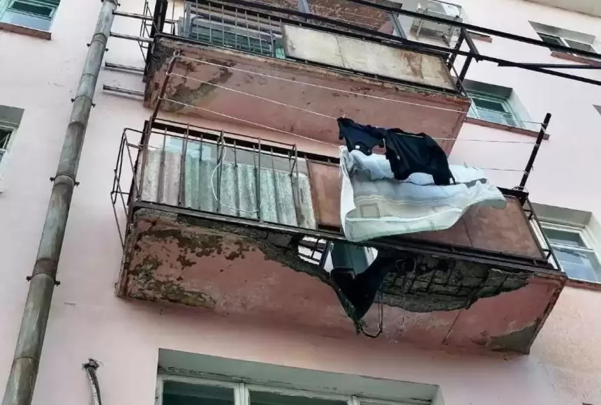 Өскеменде үшінші қабаттағы балкон қирап, әйел адам жерге құлап түсті