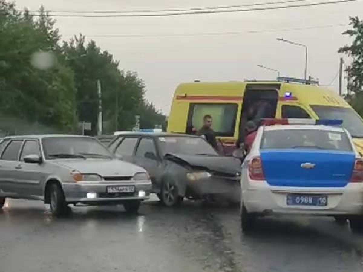 В машину скорой помощи с пациентом, врезался автомобиль на перекрестке в Костанае