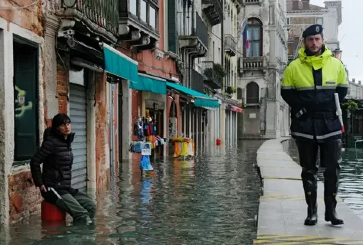 Италияда тасқыннан 13 мың тұрғын үйін тастап кетті
