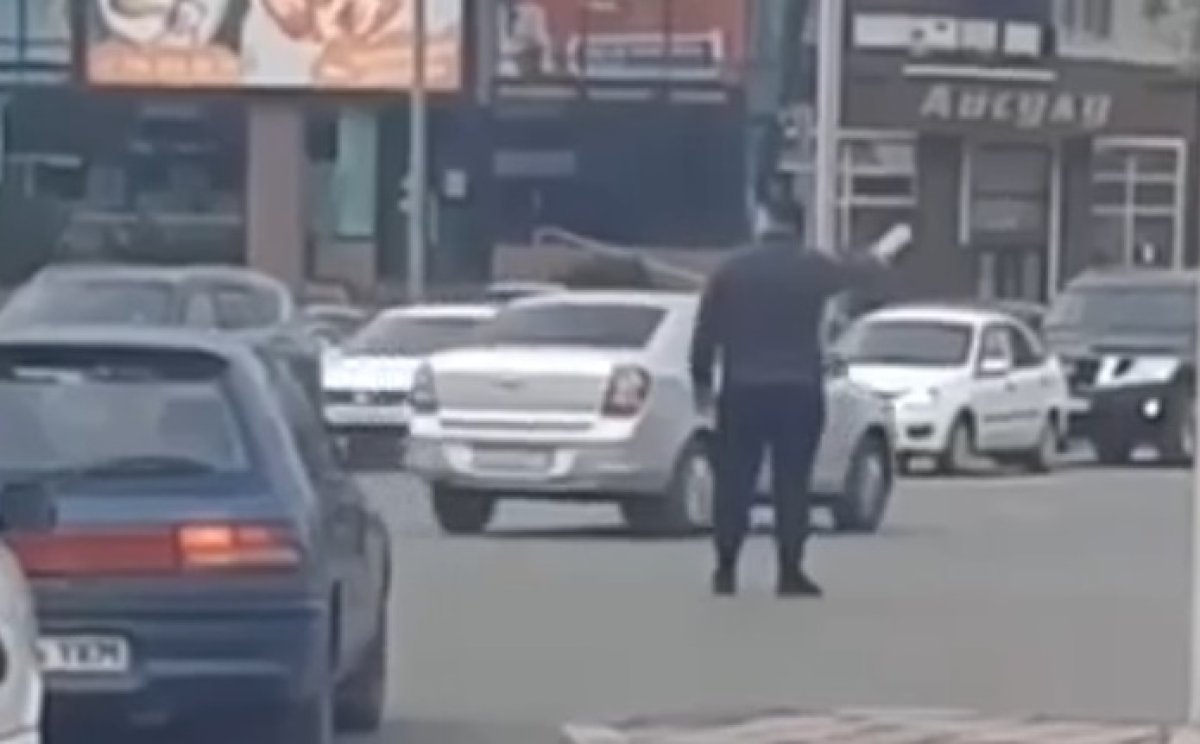 Карагандинец разрулил пробку в центре города пластиковой бутылкой