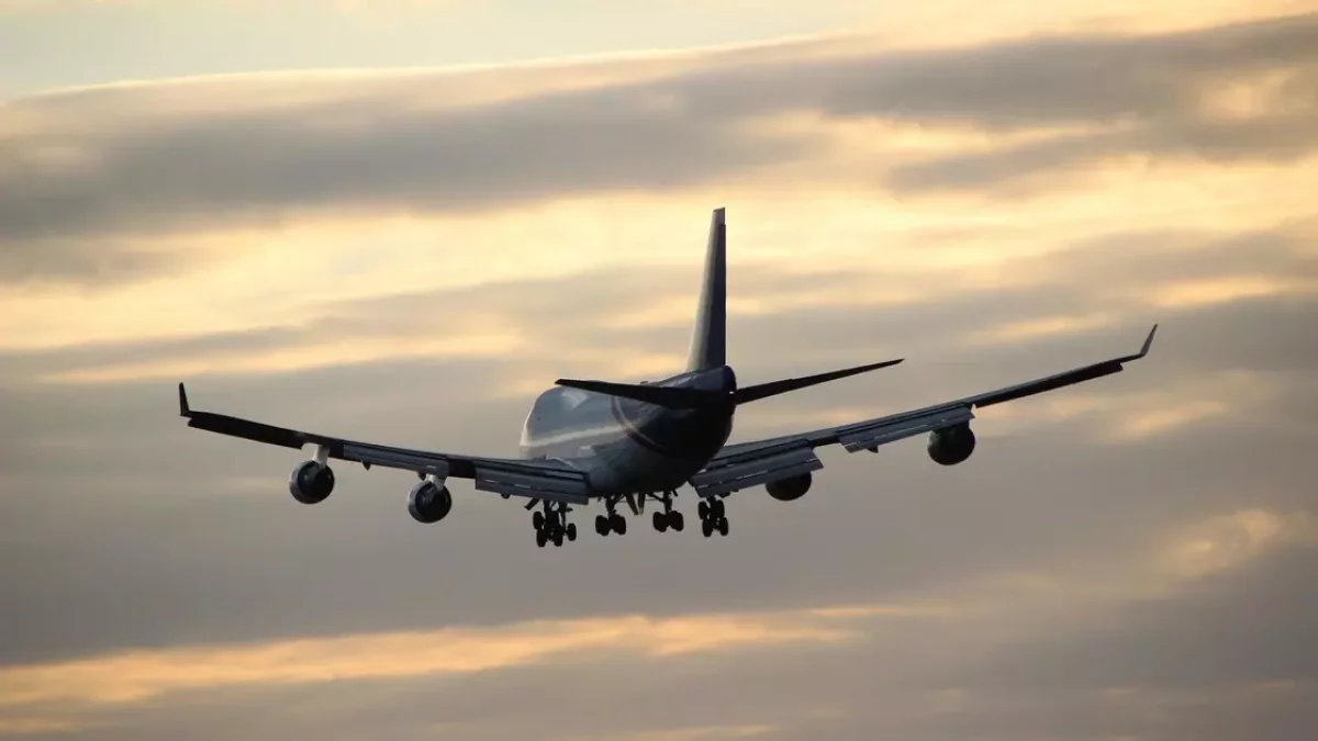 FlyArystan ұшағын найзағай соқты: Түркістан-Ыстамбұл рейсі кейінге шегерілді