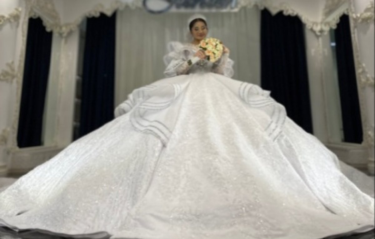Казахстанка похвасталась 45-килограммовым свадебным платьем