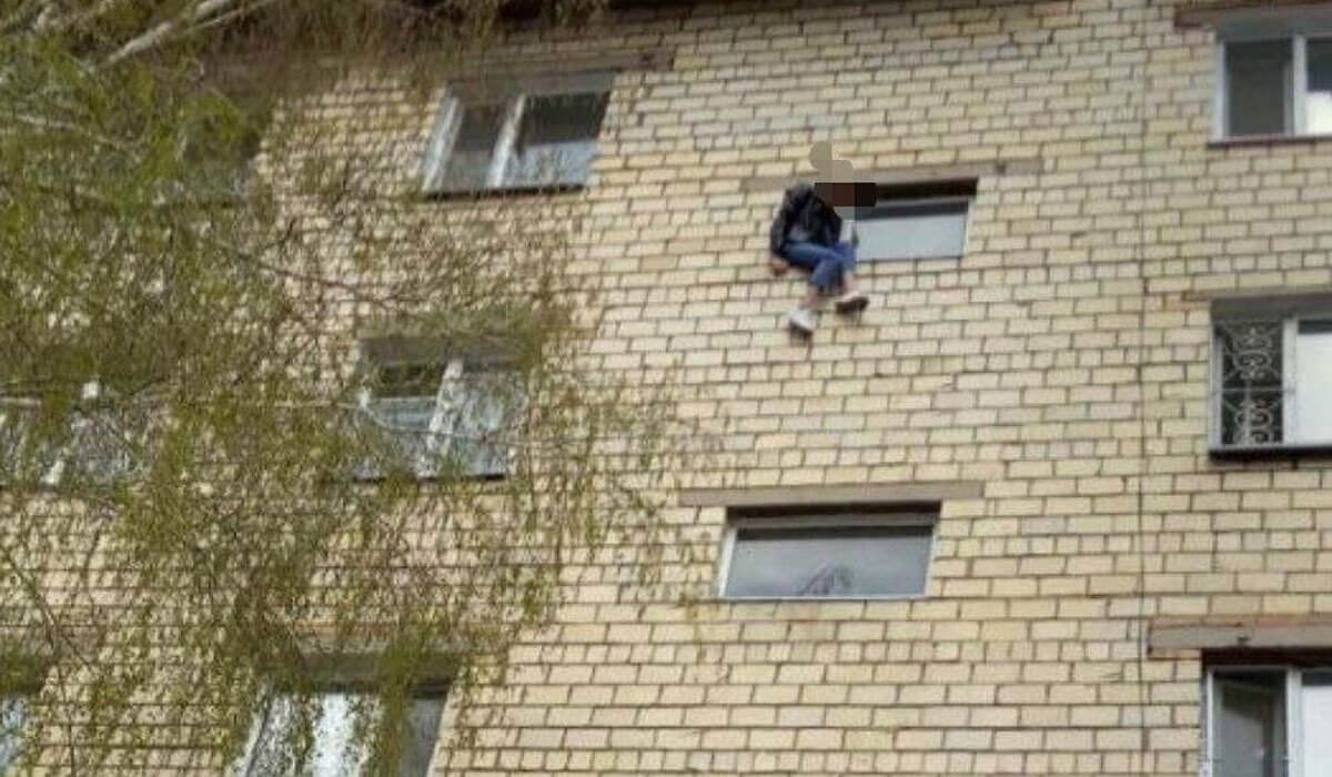 «Өмір сүргім келмейді»: Шахтинскіде әйел адам бесінші қабаттан секірмек болды