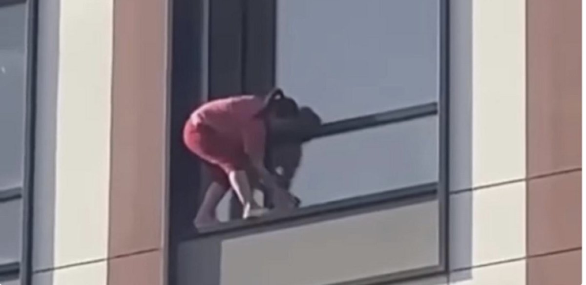 Клининговая компания предложила бесплатную мойку окон столичной «суперкелинке»