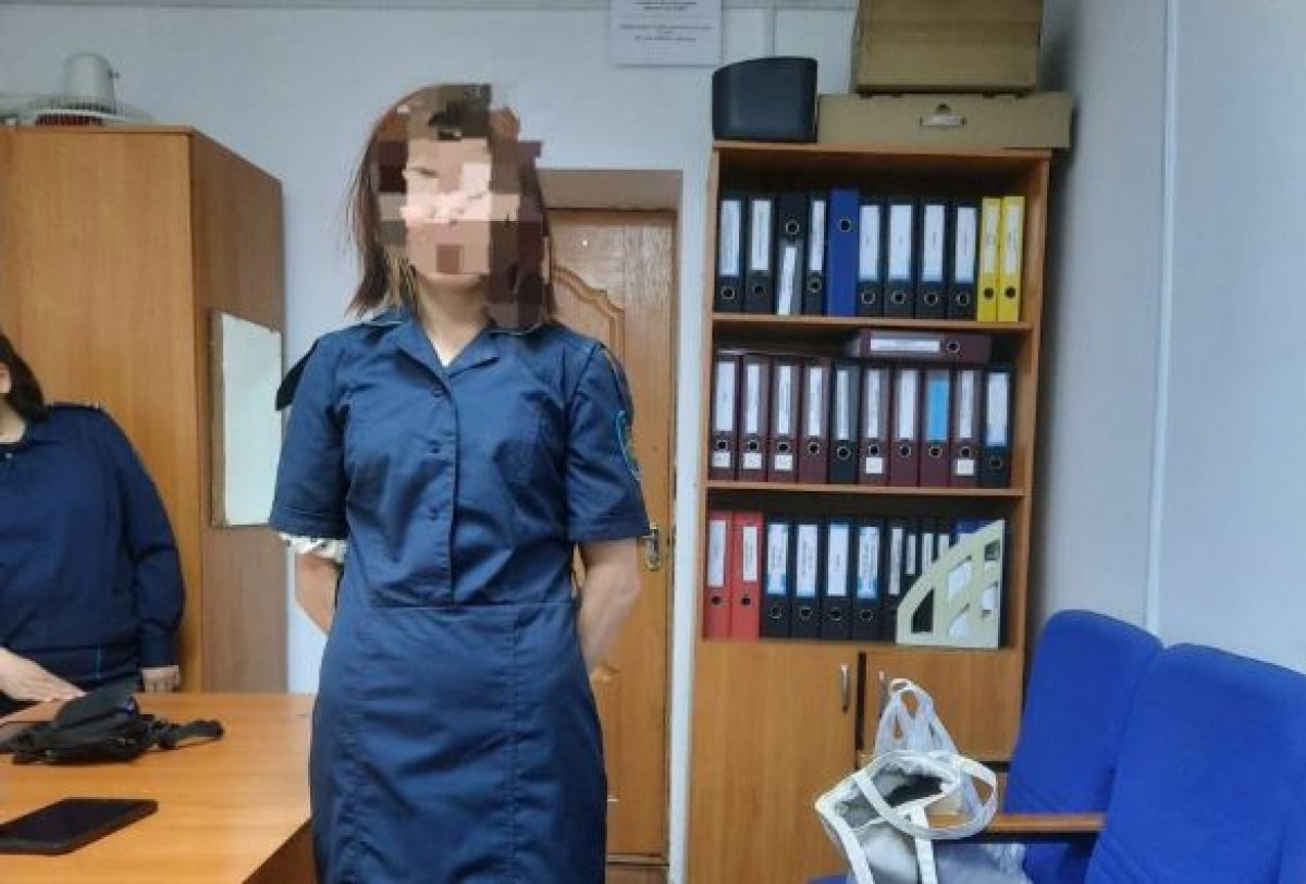 Нетрезвая девушка в полицейской форме расхаживала в Актобе