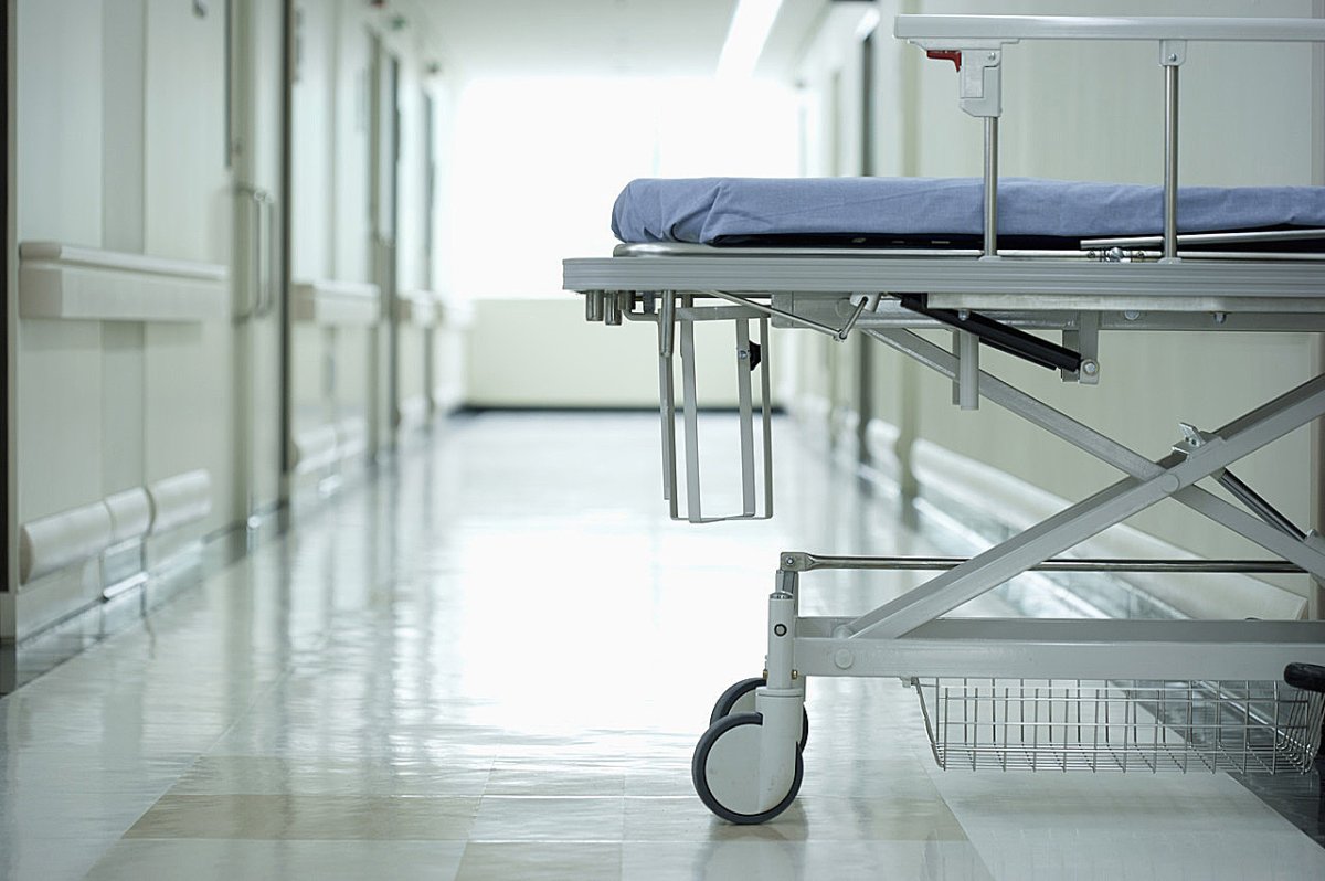 В Шымкенте 72-летний пациент выпрыгнул из окна третьего этажа больницы