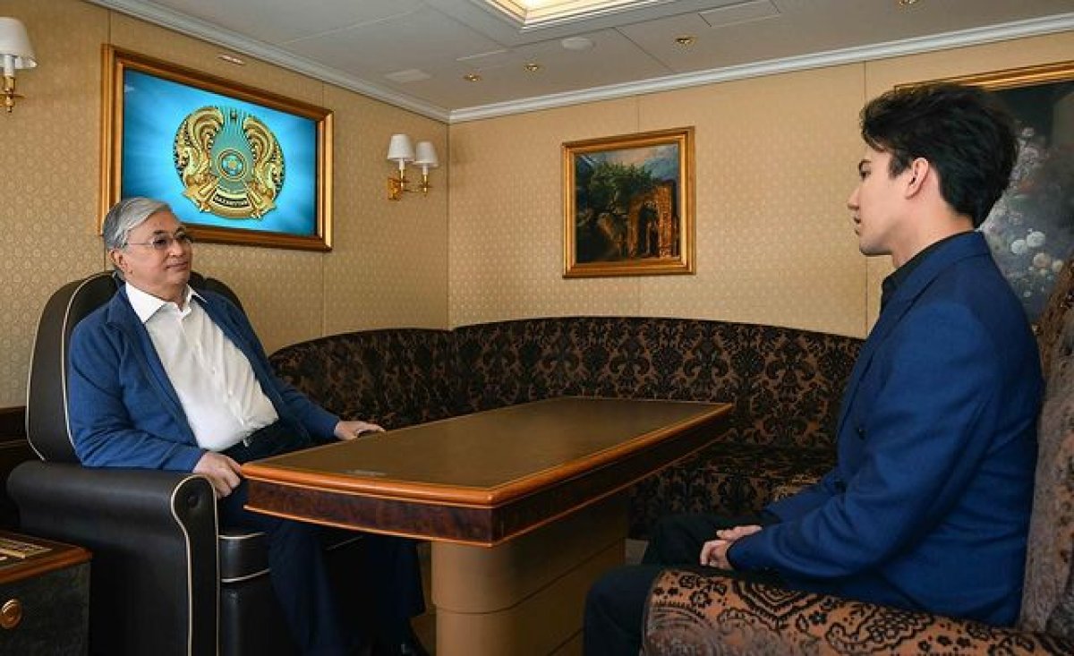 Димаш Кудайберген выложил фото с Токаевым в самолете