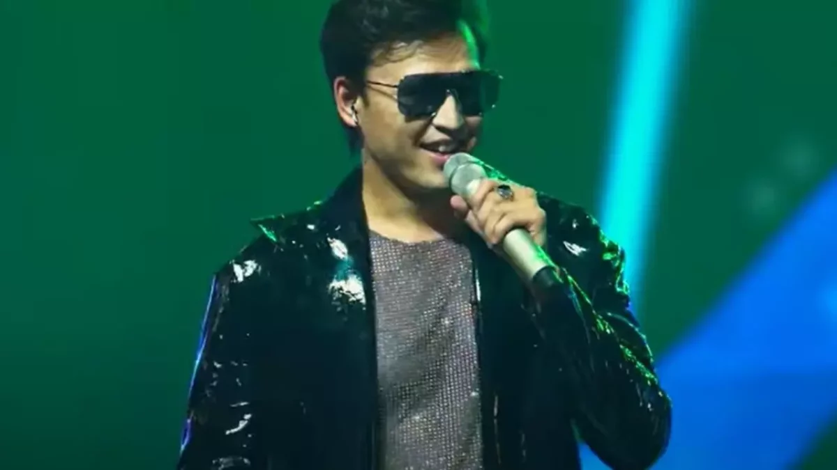 "Мұны кисең, қыста жаурамайсың": белгілі әнші 1500 АҚШ доллары тұратын көзілдірігін көрерменге лақтырып жіберді