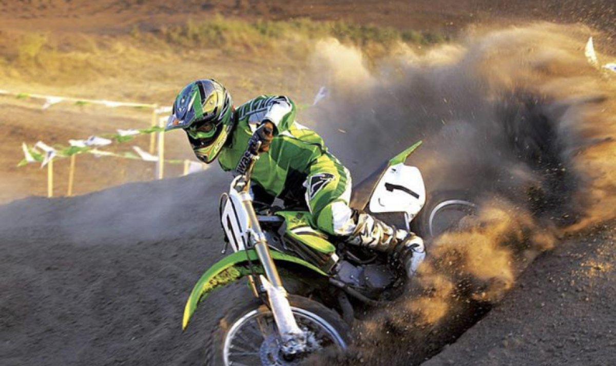 Пьяная женщина бросилась под колеса на мотогонках