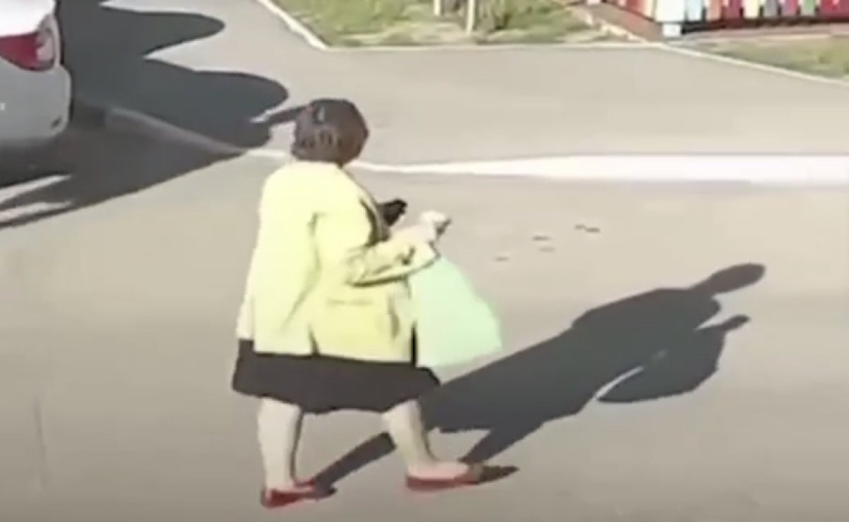 Психически нездоровая женщина угощала детей конфетами и пыталась их увести