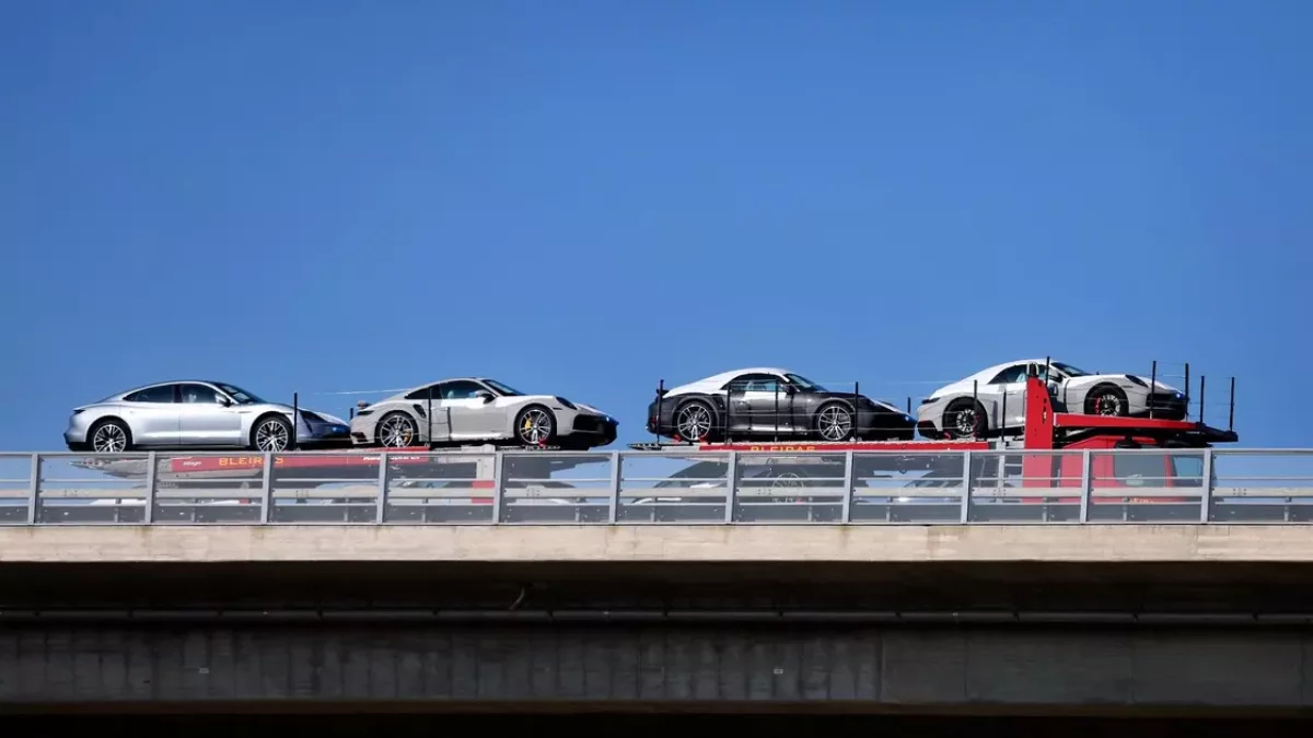 Жетісуда Tesla көліктерін әкеле жатқан автотасығыш аударылып қалды