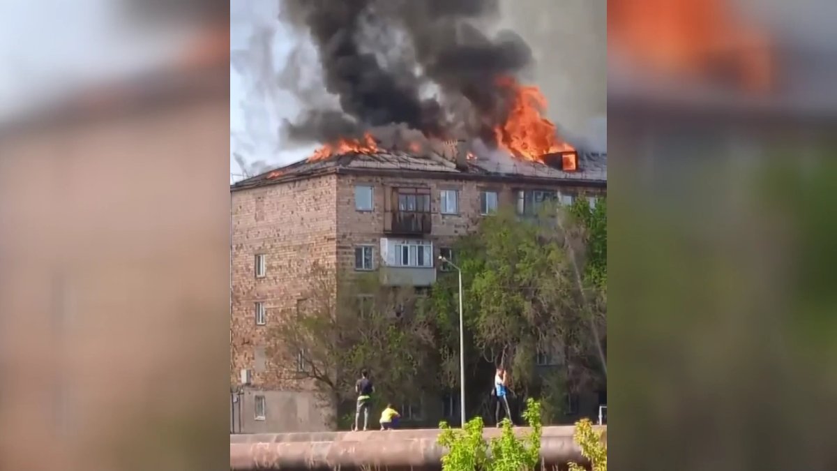 Қарағандыда шатыры түгелдей жанып кеткен 5 қабатты үй тұрғындары көмек сұрайды