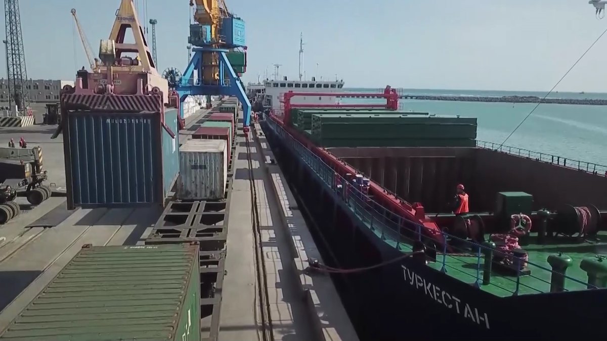 "Халықаралық көлік-логистика дәлізін дамыту ел экономикасы үшін өте маңызды", - саясаттанушы