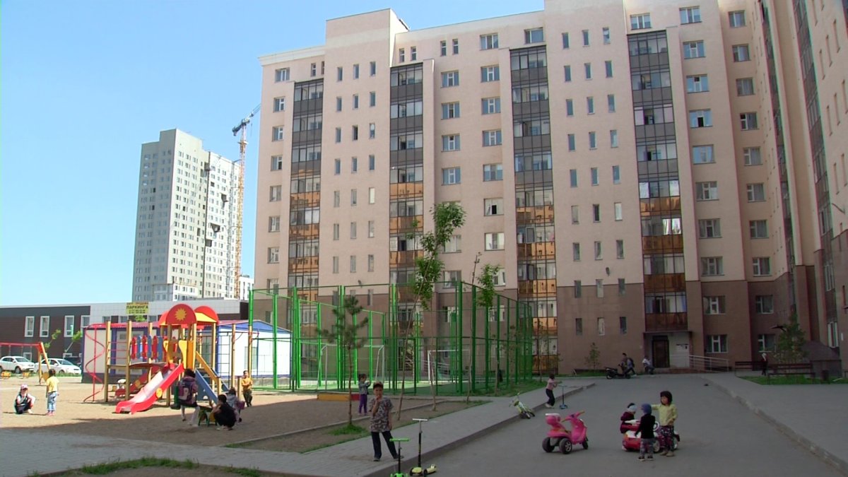 Астанада көпқабатты үйлердің бірінің тұрғындары үш жылдан бері ойын алаңына жарымай отыр