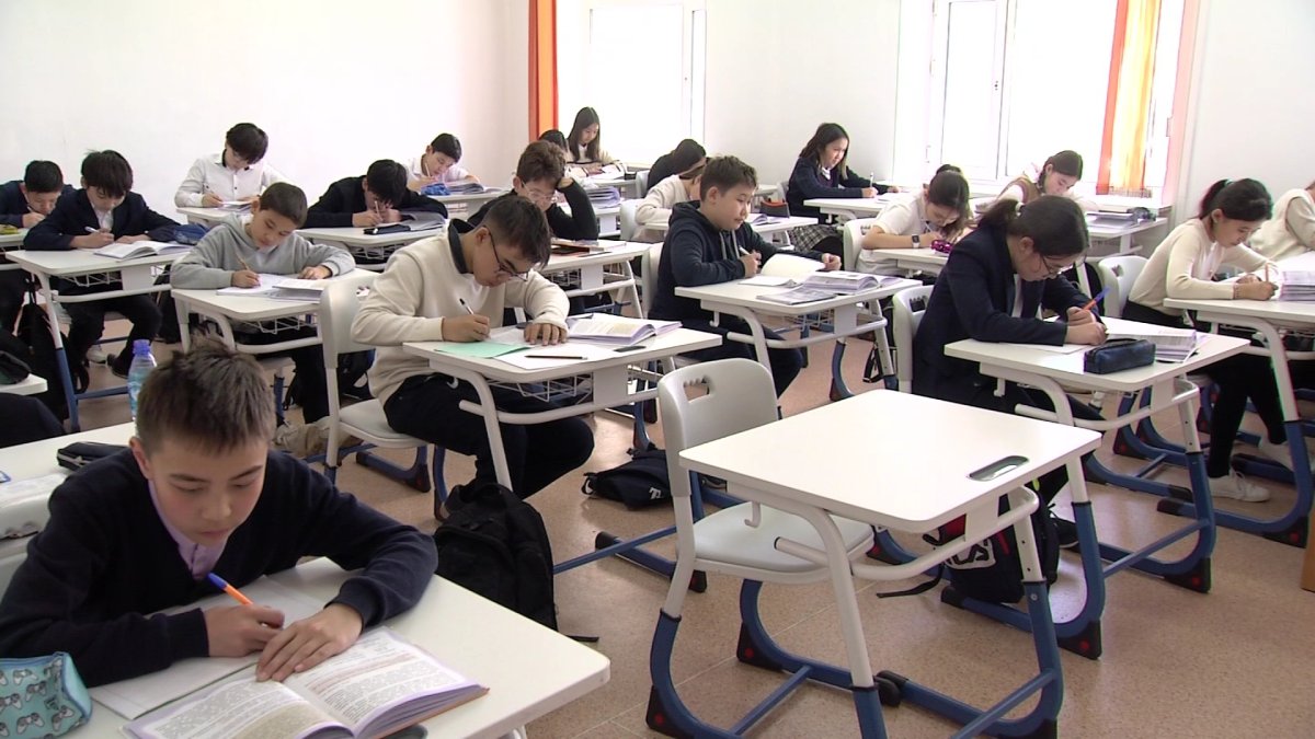 "Сокращать часы математики?", - министр просвещения ответил на критику о продлении учебного года