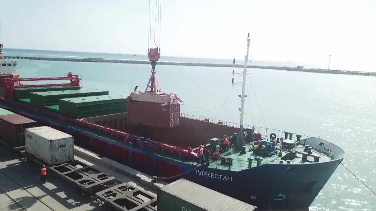 Надо дружить с соседями, учитывая важность международных перевозок и логистики, - эксперт