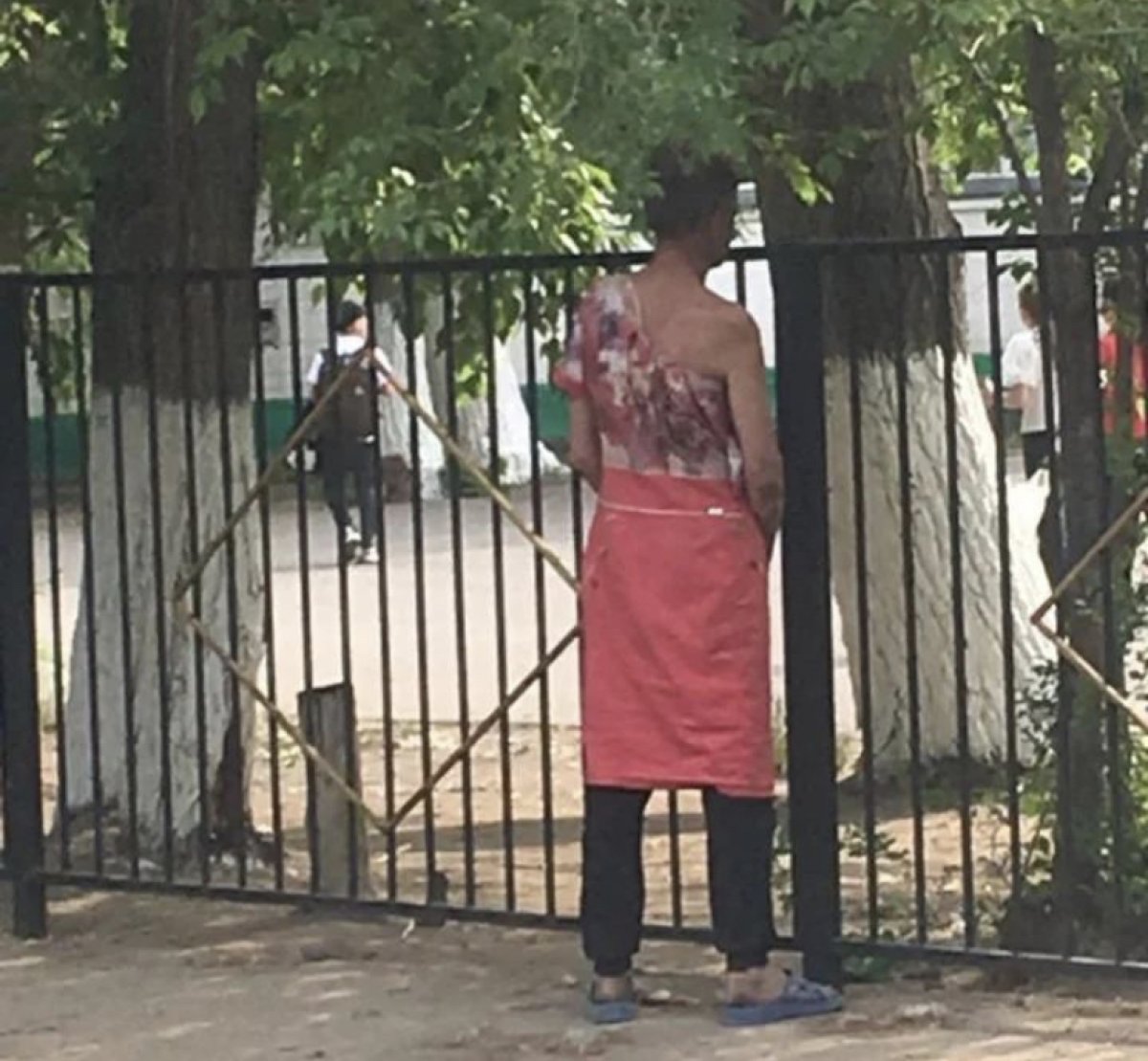 Мужчина в платье возле школы насторожил павлодарцев