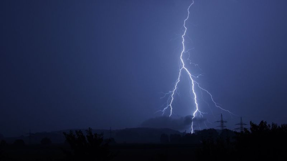 Молния. Гроза молния. Молния гром буренка. Советы от первого канала от молнии. Молния гром буренка.