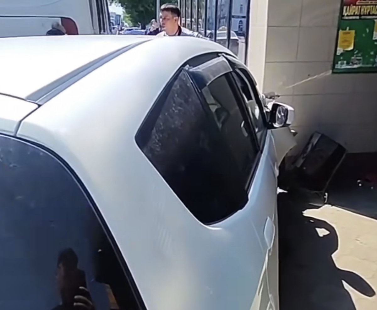 Наезд авто на остановку в Петропавловске: у пострадавших - переломы черепа и голени