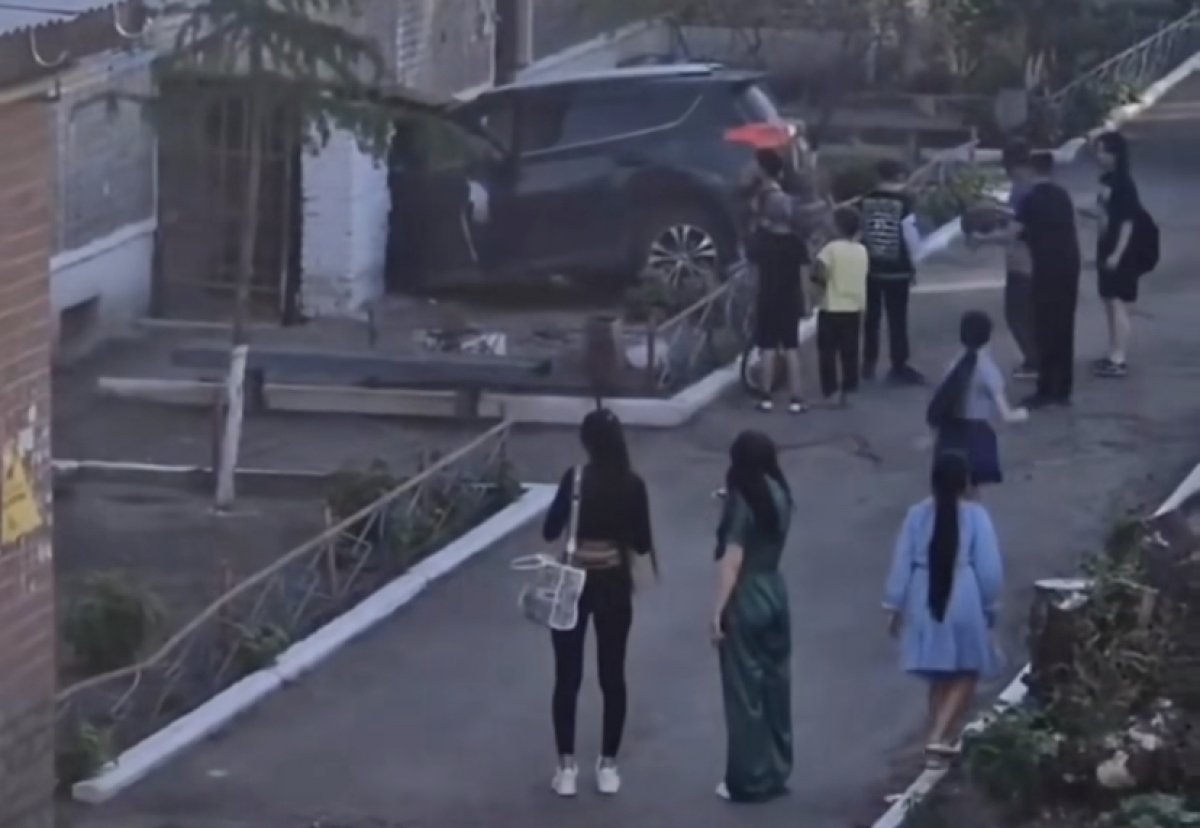 Припарковалась: автоледи въехала в жилой дом в центре Петропавловска