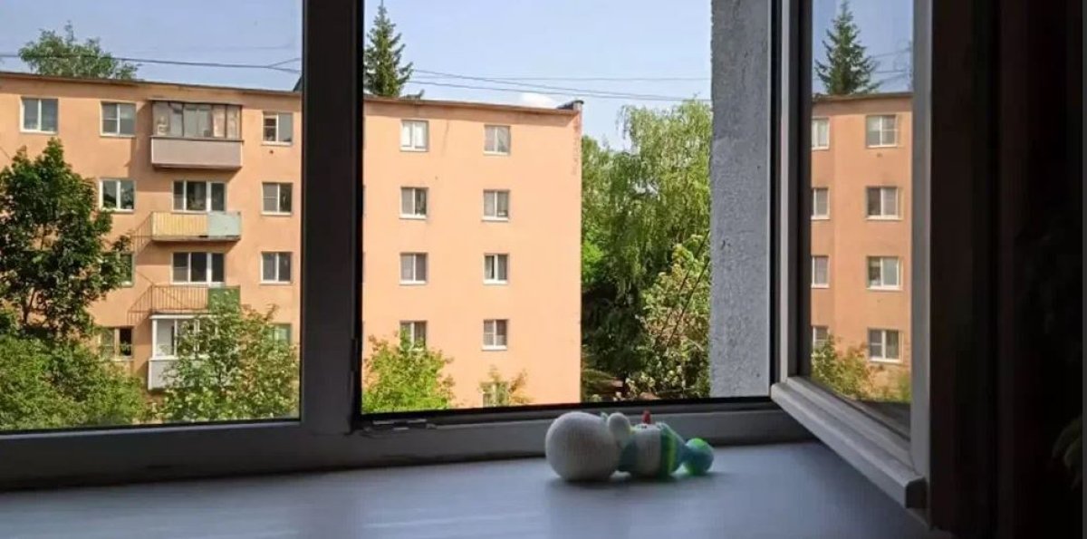 13-летняя школьница выпала из окна многоэтажки в Костанае