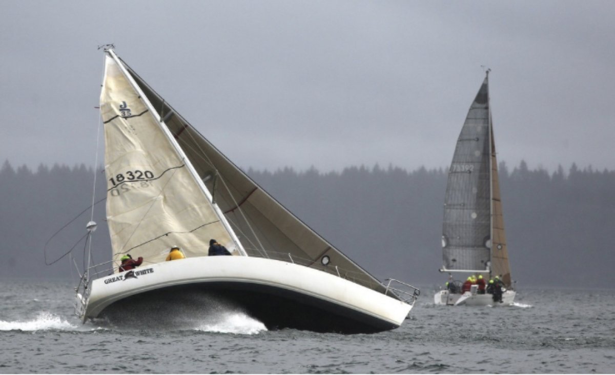 Мужчину насмерть сдуло ветром с яхты
