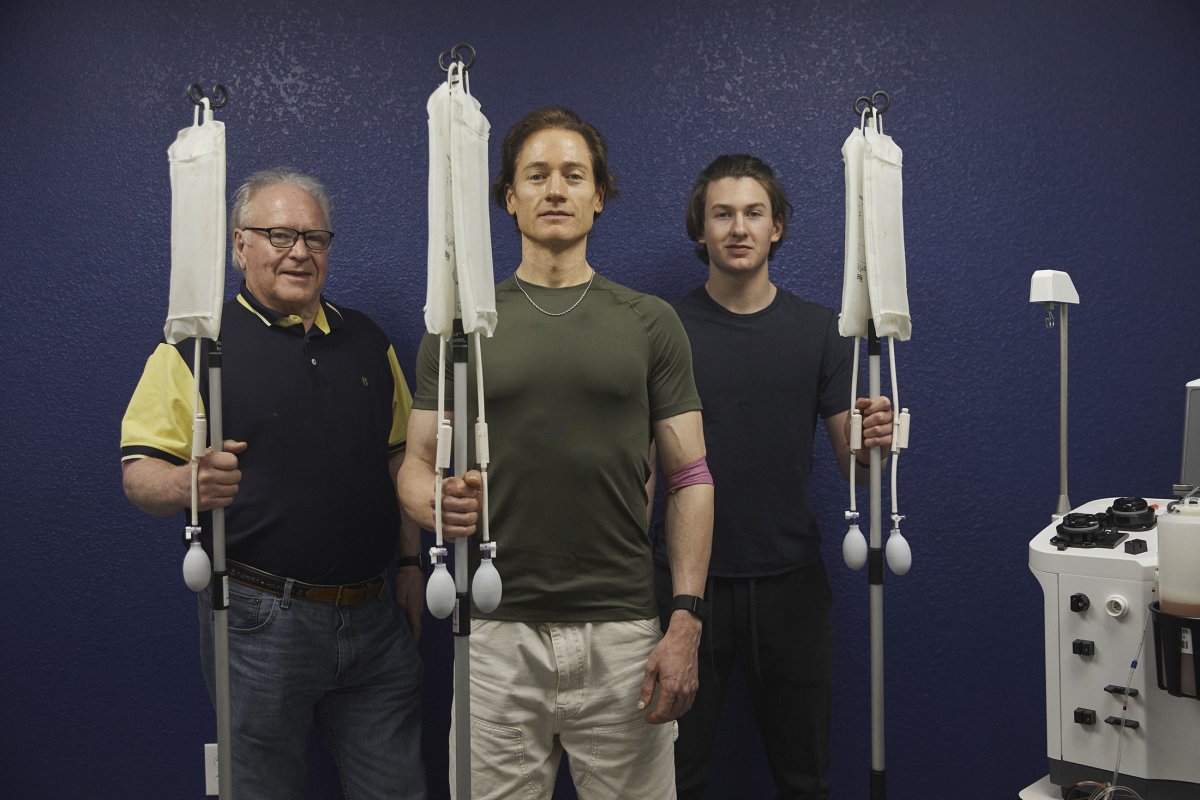 Миллиардер перелил себе кровь сына-подростка ради омоложения