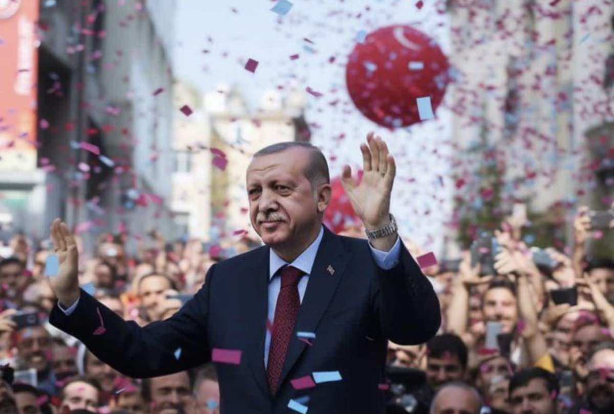 Эрдоган победил на выборах и начал выступление с песни