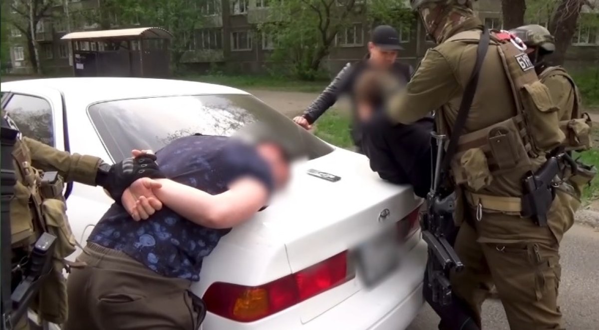 Фасовал и складировал: наркодилера задержали в ВКО