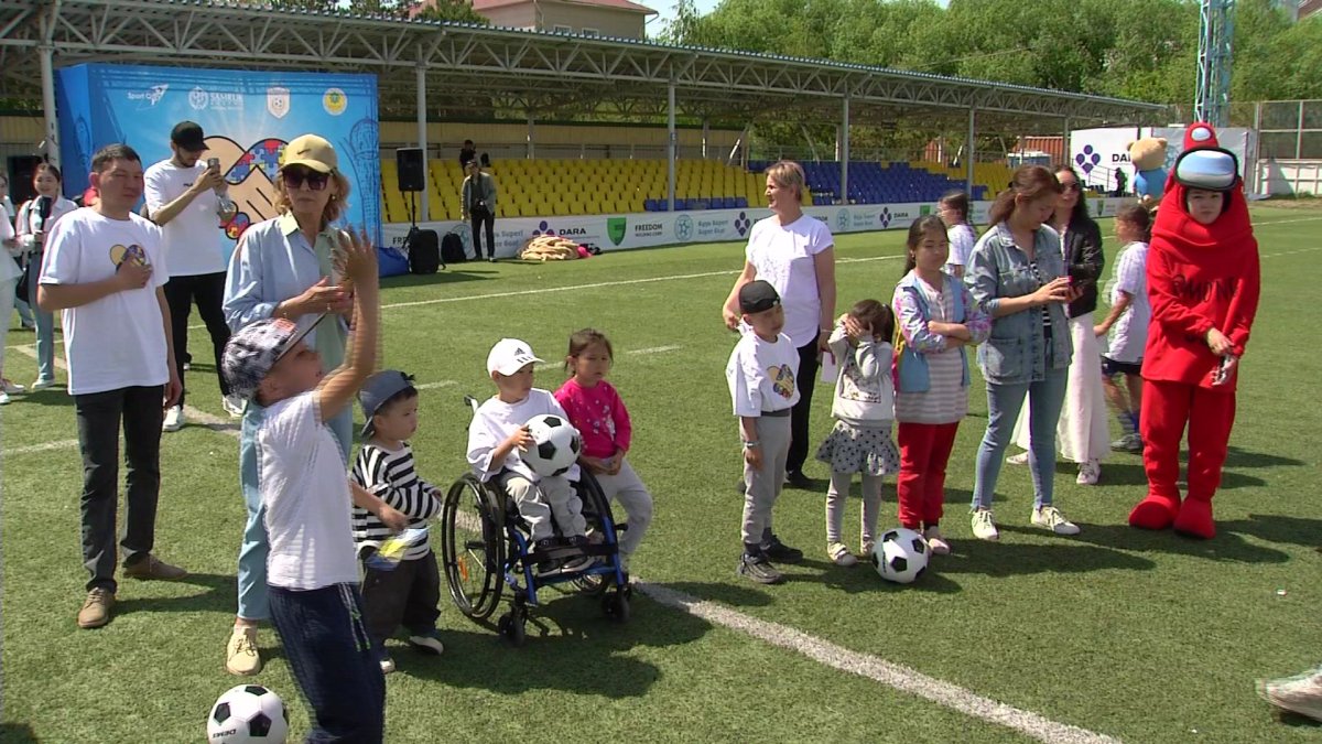 Мүмкіндігі шектеулі балалар жас спортшылармен бірге футбол ойнады