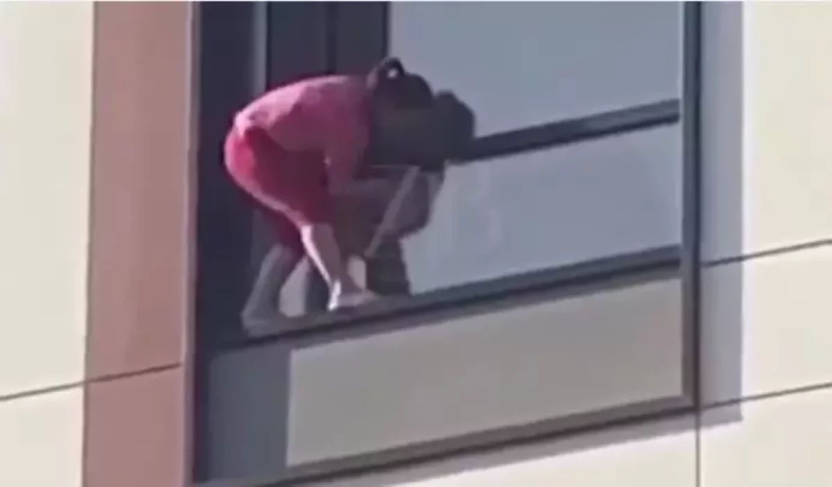 17-қабатта терезе жуған әйелге "іздеу" салынды