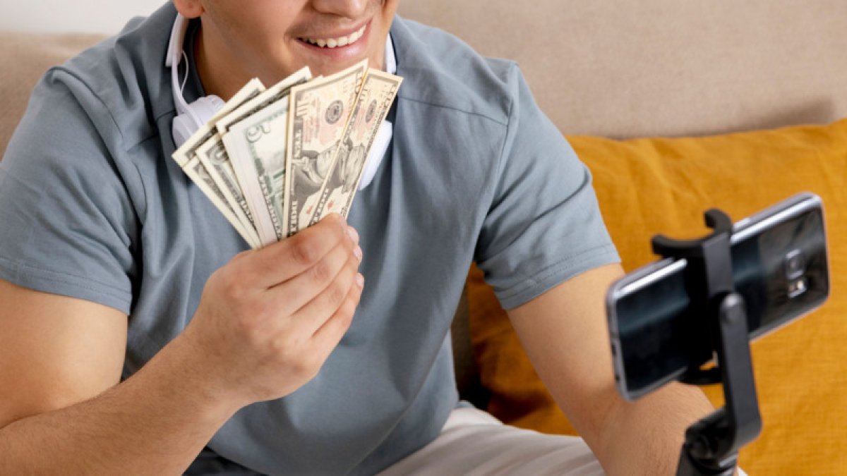 "Бопсалап ақша табады". Депутаттар блогерлерді айыптады