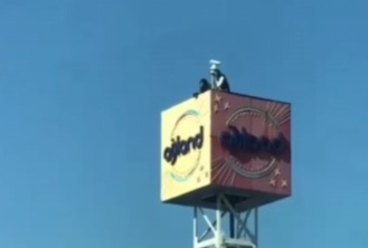 Четверо астанчан забрались на вышку у океанариума