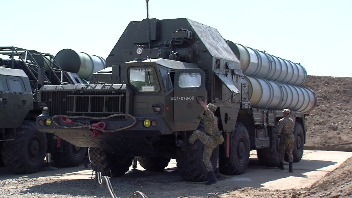 Военнослужащие сил воздушной обороны готовятся отметить День защитника отечества