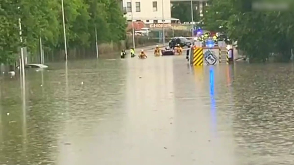 Испанияда адамдар тобықтан келетін су кешіп жүруге мәжбүр