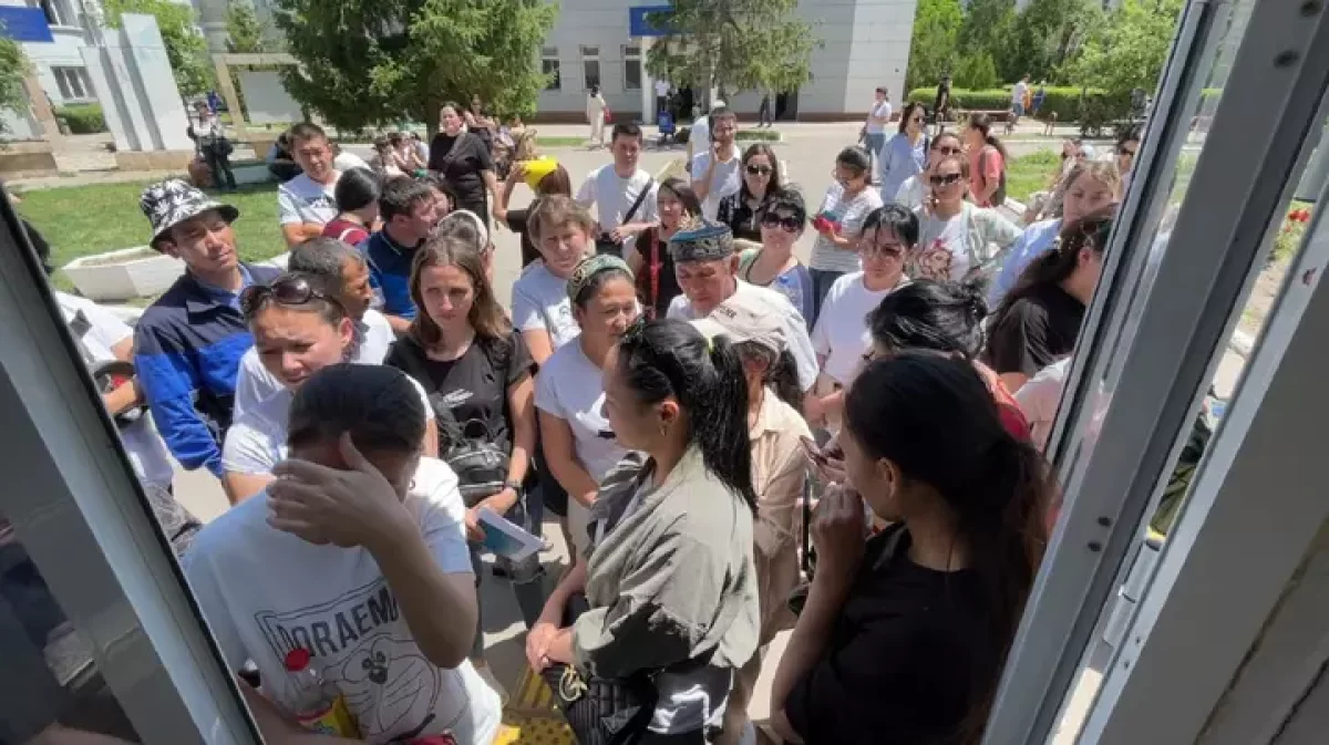 "Түнгі екіден кезек күтудеміз": Таразда балабақшаға жолдама ала алу үшін кезек күткен ата-аналар шу шығарды